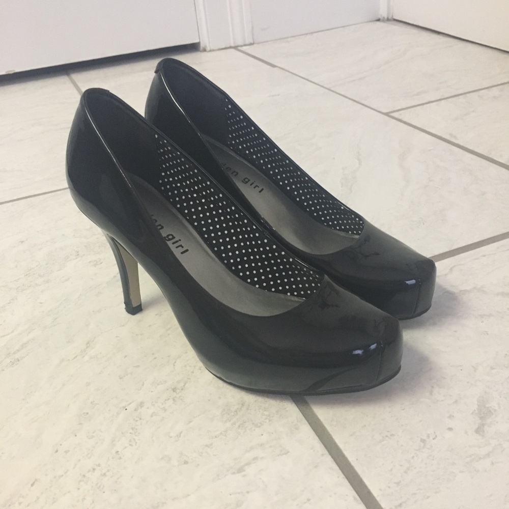 Black pumps